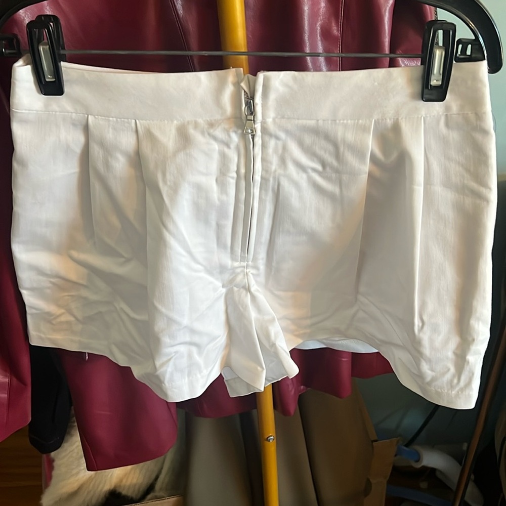 Express NWT, size 6 zip front high rise shorts.